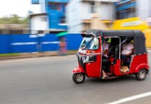 பணம் பறித்த முச்சக்கர வண்டி சாரதிகள் இருவர் கைது.!