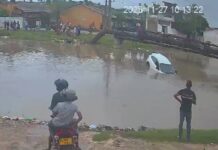 கால்வாயில் கார் கவிழ்ந்தது: மூவர் உயிரிழப்பு.. Video